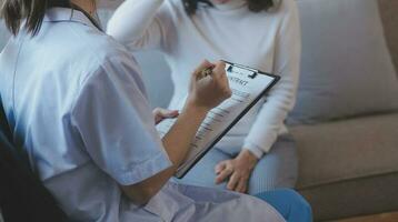 médecin et patient parlant tandis que séance à le bureau dans hôpital bureau, fermer de Humain mains. médicament et santé se soucier concept photo