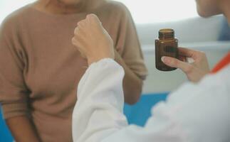 médecin utilisation stéthoscope, vérification en haut cœur battre, le déjeuner de auscultation dans médecin Bureau à hôpital. patient ouvrier a à avoir médical vérification chaque année pour sa santé ou médical vérification cardiologue photo