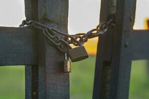 une chaîne et cadenas sur une en bois clôture photo