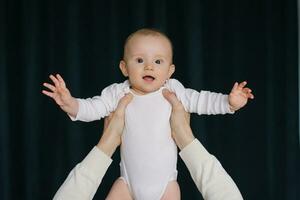 bébé garçon sourire lorsque le sien père choisi lui en haut dans le sien bras photo