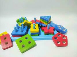 éducatif jouet pour Jardin d'enfants isolé sur blanc Contexte. géométrique montessori jouet photo