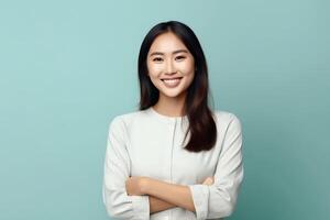 magnifique asiatique femme dans décontractée avec sourire joyeux. studio coup asiatique femme permanent main geste concept par ai généré photo