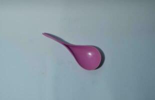 violet riz scoop isolé blanc Contexte. riz scoop fabriqué de Plastique Matériel . photo