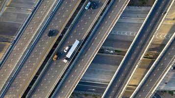 vue aérienne de dessus de l'autoroute, route de jonction de la ville de transport avec voiture à l'intersection carrefour tourné par drone photo