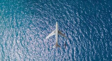 vue aérienne de dessus de l'avion survole une mer, vue d'en haut