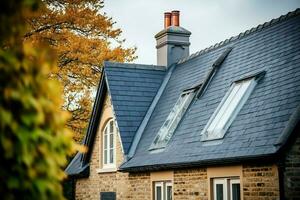 une moderne privé maison est couvert avec métal carrelage toiture ou gris ardoise toit. ancien incurvé Cadre concept par ai généré photo