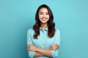 magnifique asiatique femme dans décontractée avec sourire joyeux. studio coup asiatique femme permanent main geste concept par ai généré photo