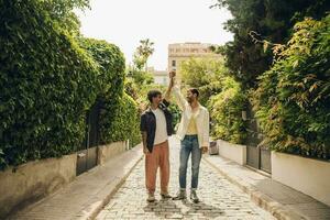 gay couple dans l'amour embrassement chaque autre en plein air. fermer portrait de une gay couple photo