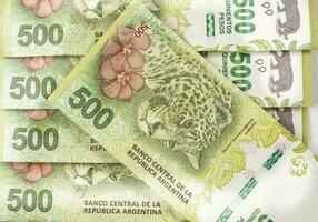 une pile de argent avec une image de une léopard sur il photo