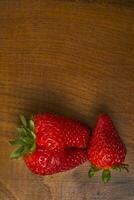 une fraise séance sur une en bois table photo