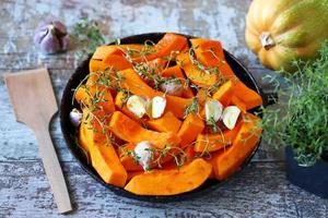 morceaux de citrouille dans une poêle avant la cuisson photo