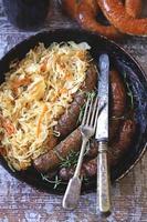 saucisses bavaroises dans une poêle avec de la choucroute cuite oktoberfest food photo