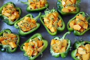 poivrons verts farcis aux morceaux de citrouille photo