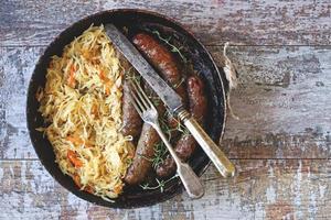 saucisses bavaroises dans une poêle avec de la choucroute cuite oktoberfest food photo