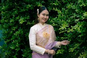 femme portant thaïlandais robe c'est une ordinaire robe dans Thaïlande. photo