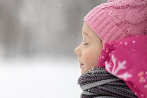 portrait d'une petite fille en gros plan rose. un enfant profite de la neige. vacances de Noël