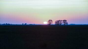 le coucher du soleil sur Las pampa, Argentine photo