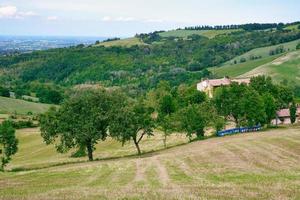 panorama sur les collines d'oltrepo pavese, campagne du nord de l'italie, région de lombardie, aux confins d'emila. cette région est célèbre pour ses vins rouges précieux et sa production de charcuterie. photo