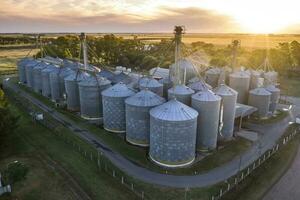 un aérien vue de une grain silo à le coucher du soleil photo