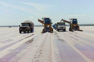 une un camion est conduite sur une sel plat photo