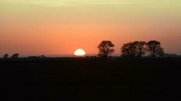 le coucher du soleil sur Las pampa, Argentine photo