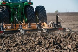 tracteur de ferme travaillant photo