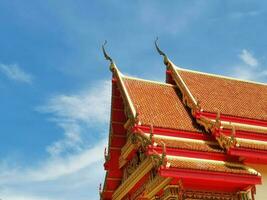 proche en haut temple toit et bleu ciel photo