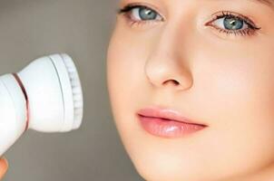 anti-âge cosmétologie et beauté traitement produit, femme en utilisant visage exfoliation massage rouleau dispositif comme cosmétique procédure et soin de la peau routine photo