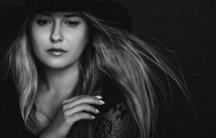 magnifique blond femme portant une chapeau, artistique film portrait dans noir et blanc pour mode campagne et beauté marque photo