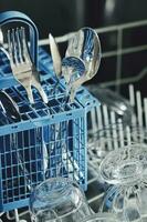 ouvert Lave-vaisselle machine avec nettoyer vaisselle dans le cuisine photo