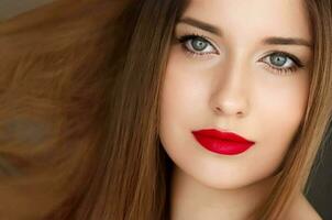 coiffure, beauté et cheveux se soucier, magnifique femme avec longue en bonne santé cheveux, modèle portant mat rouge rouge à lèvres se maquiller, charme portrait pour cheveux salon et soin des cheveux photo