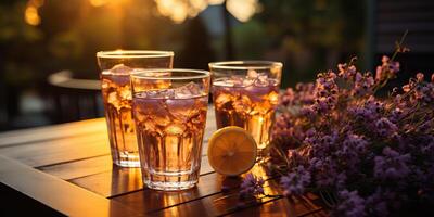 ai généré. ai génératif. lavande des cocktails avec plante fleur. rafraîchir boisson boisson dans verre sur coucher de soleil soir sur bois tableau. fête famille ambiance. graphique art photo