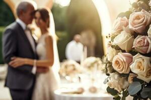 mariage la cérémonie et fête, la mariée et jeune marié à une magnifique Extérieur lieu sur une ensoleillé jour, luxe mariage décor avec fleurs et de mariée bouquet, génératif ai photo