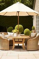 moderne chalet jardin meubles, Extérieur décor et campagne maison patio terrasse chaises et table avec parapluie, pays style, génératif ai photo