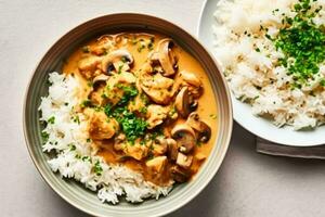 riz avec poulet et champignon sauce, nourriture et régime, comme repas pour le déjeuner ou dîner, savoureux recette, post-traité, génératif ai photo