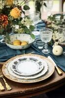 formel vacances paysage de table avec bleu décor, dîner table paramètre, table scape avec élégant vaisselle et vaisselle pour mariage fête et événement, génératif ai photo