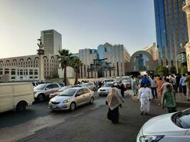 Djeddah, saoudien Saoudite, juin 2023 - là sont Véhicules et gens sur le principale route de balade, Djeddah, le principale commercial centre de saoudien Saoudite. photo