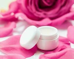 beauté crème pot et Rose pétales - produits de beauté avec fleurs stylé concept photo