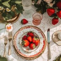 pays paysage de table, formel dîner table paramètre, table scape avec fraise décoration pour mariage fête et vacances un événement fête, génératif ai photo