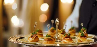 luxe nourriture service, apéritifs et desserts servi à une restaurant ou formel dîner un événement dans classique Anglais style dans le luxueux Hôtel ou pays domaine, génératif ai photo