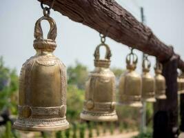 laiton cloches accroché sur journaux dans le temple photo