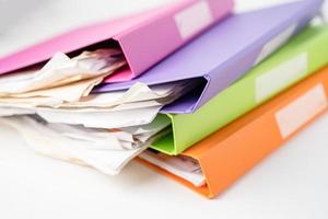 Pile de reliure de dossier de fichiers de plusieurs couleurs sur une table au bureau. photo