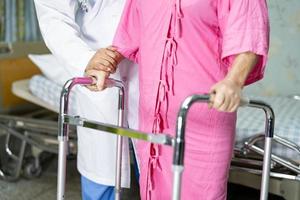 infirmière asiatique physiothérapeute médecin soins, aide et soutien femme âgée ou âgée femme patiente marche avec marcheur à l'hôpital, concept médical fort et sain. photo