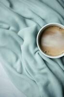 une café tasse est mis sur Haut de une gris couverture photo