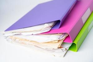 Pile de reliure de dossier de fichiers de plusieurs couleurs sur une table au bureau. photo