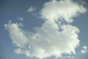 nuage dans ciel. blanc des nuages dans été. bleu ciel. photo