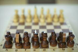 échecs pièces sur tableau. échecs tournoi. ancien stratégie. photo