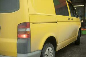 Jaune voiture dans parking parcelle. cargaison transport. photo