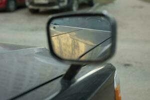 arrière vue miroir. miroir sur voiture est monté sur capot. Aperçu pour conducteur. photo