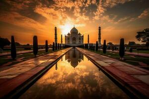 le iconique taj mahal monument à coucher de soleil, avec le du soleil chaud teintes moulage une d'or lueur plus de le blanc marbre structure. le reflétant piscines alentours le mausolée une photo